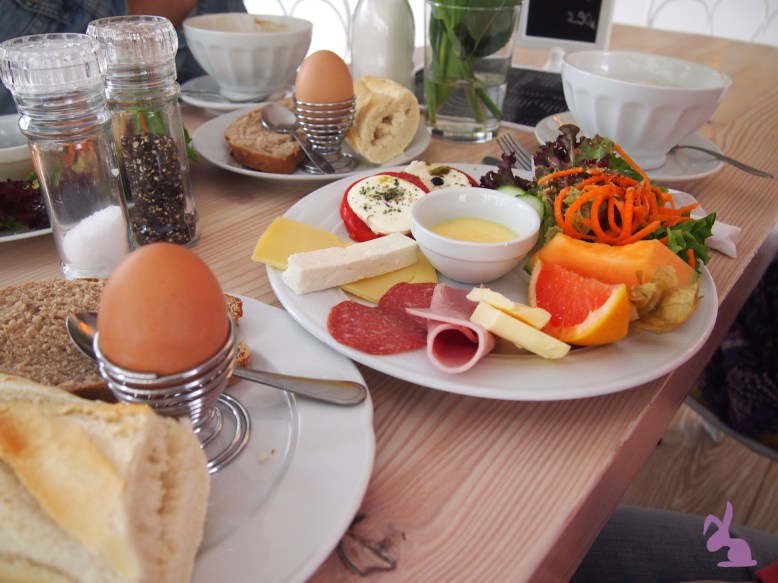 cafe-sahneweiss-fruehstueck-kaese-wurst-feta-vla-baguette