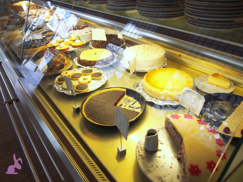 cafe-sahneweiss-kuchen-theke