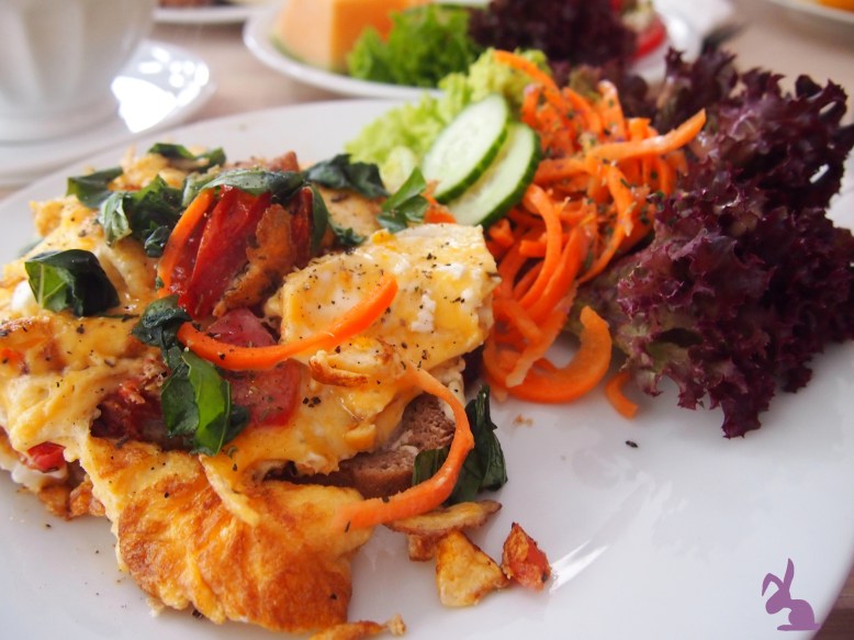 cafe-sahneweiss-ruehrei-tomaten-basilikum-hausgemachtes-brot