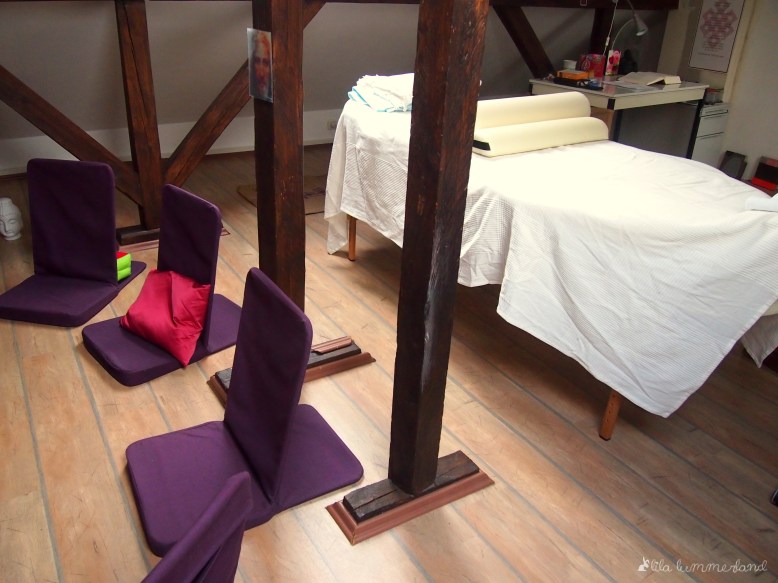 just-reiki-liege-behandlung-sitzung-handauflegen