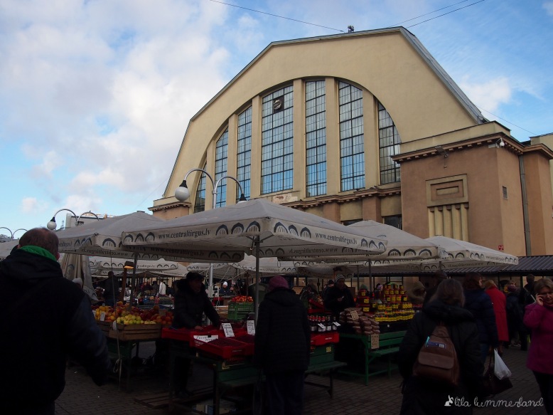 Der Zentralmarkt in Riga - im Hintergrund eine der fünf Hallen
