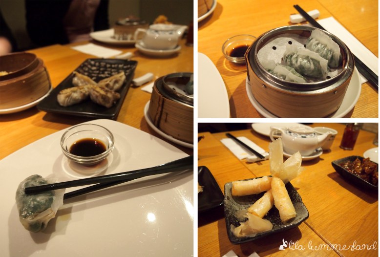 links: zu den gedämpften Teigtaschen gibt es einen dunklen Essig zum Dippen | rechts oben: gedämpfte Reisteigtaschen mit Spinat | rechts unten: Garnelen ummantelt mit Reispapier