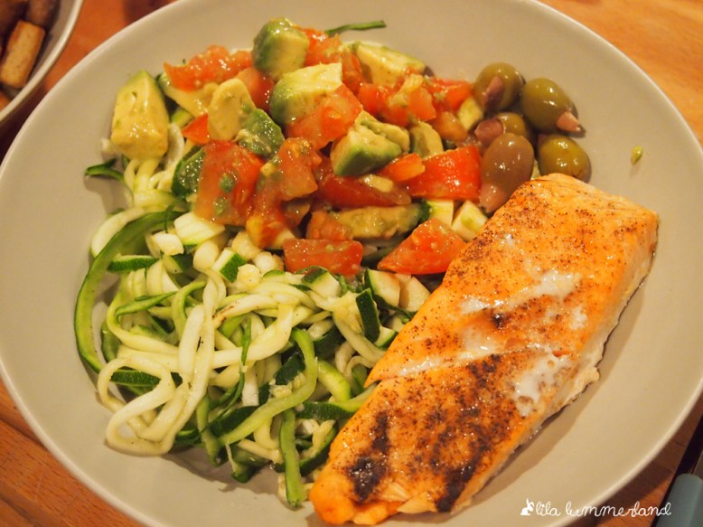lachs auf zoodles mit oliven und tomaten-avocado-salsa