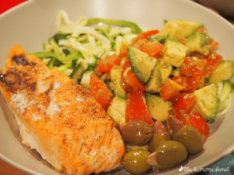 lachs auf zoodles mit oliven und tomaten-avocado-salsa