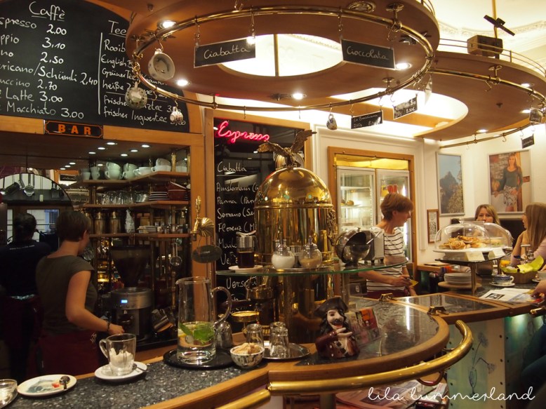frau-holle-bonn-cafe-theke